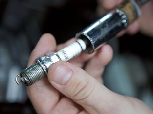 Через сколько менять свечи зажигания